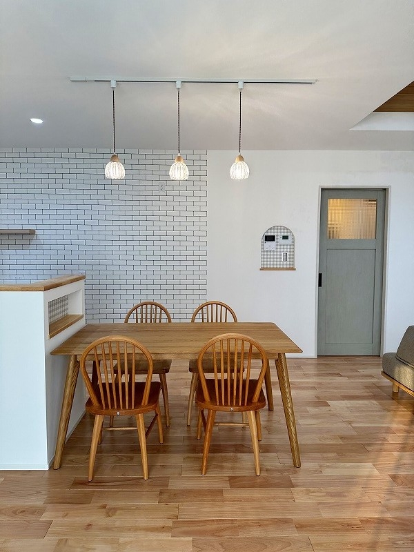 ミントグリーンの塗り壁。北欧風の家