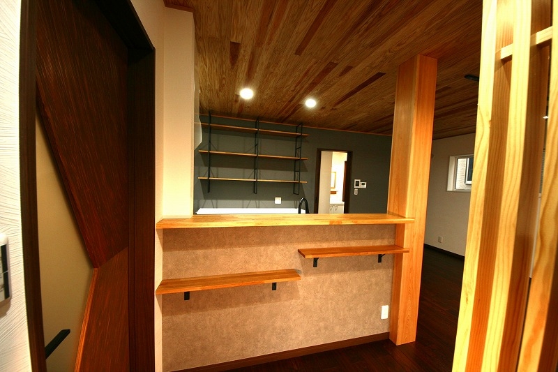 木をたっぷり使ったおしゃれカフェライクの家